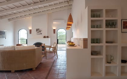 El antiguo living, hoy estar-comedor, se llenó de luz al pintar los techos en un tono claro y abrir nuevos pasos que conectan con el exterior. Para unificar criterios, repitieron el lenguaje original de arcos de medio punto en todas las aberturas.