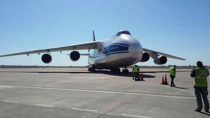 El Antonov es uno de los aviones más grandes del mundo; puede cargar hasta 150 toneladas