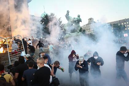 El anuncio de la vuelta al confinamiento y un posible toque de queda desencadenó violentas protestas en Belgrado y otras tres ciudades serbias