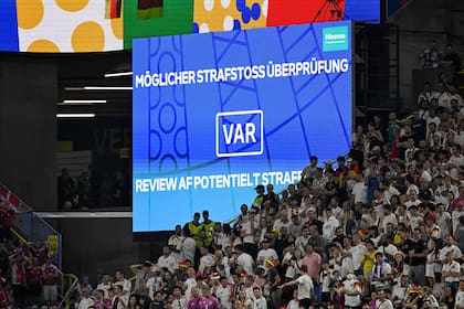 El anuncio de que el VAR está revisando una polémica en la Eurocopa 2024