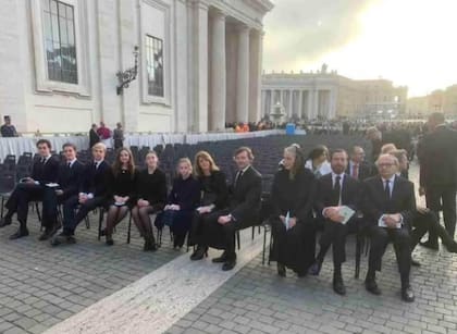 El anuncio. “HRH el Príncipe Don Pedro de Borbón de las Dos Sicilia y Orleans, duque de Calabria, Conde de Caserta, Jefe de la Casa Real de las Dos Scilias, rindió un homenaje devoto al salmo del Romano Pontfice Francesco, junto a su esposa HRH la princesa Donna Sofía Landaluce y Melgarejo, y sus hijos, LL. AA. RR. los Príncipes y Princesas de las Dos Sicilia, Don Juan, Don Pablo, Don Pedro, Don Sofía, Don Blanca y Don María”