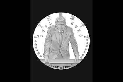 El anverso muestra a Trump en traje, inclinado sobre un escritorio