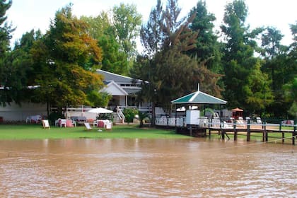 El apacible parque del Atelier Chez Lissie lleno de árboles.