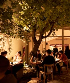 Un nuevo polo gastronómico se consolida en pleno barrio de casas bajas