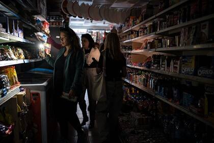 El apagón tomó por sorpresa a los comercios en Madrid y otras ciudades.