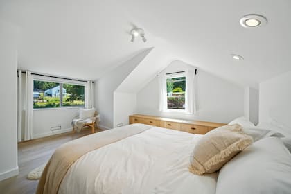 El aparador de roble blanco fue hecho a medida por Lucas.