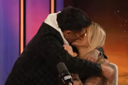 El apasionado beso de los exparticipantes de Gran Hermano en el streaming (Foto: Captura de video)
