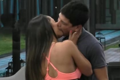 El apasionado beso de Thiago y Daniela en Gran Hermano