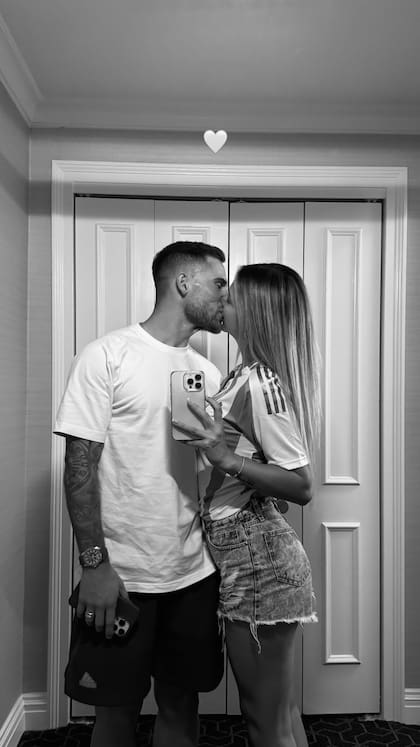 El apasionado beso entre Alexis Mac Allister y Ailén Cova tras la victoria argentina. Foto/Instagram: @ailencova