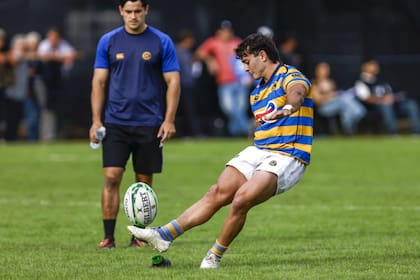 El apertura de Hindú, Fermín Ormaechea, pateando el balón ovalado