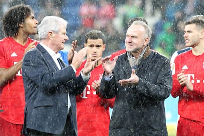 El aplauso de Karl Heinz Rummenige (derecha), histórico futbolista y actual dirigente de Bayern Munich, en respaldo de Dietmar Hopp (izquierda), durante el partido del sábado ante Hoffenheim