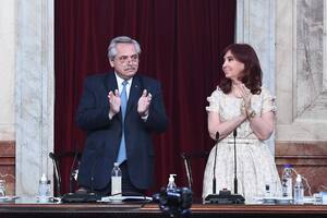 El aplauso del Presidente Alberto Fernández y de Cristina Fernández de Kirchner como reconocimiento a todo el personal de salud