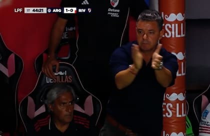 El aplauso irónico de Marcelo Gallardo a Andrés Merlos que le valió la expulsión en La Paternal