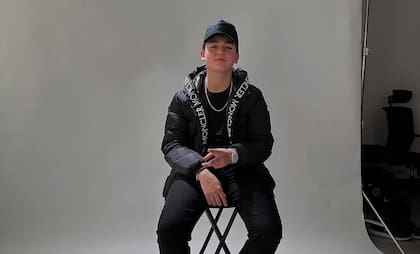 El apodo “El Pilotito” tiene una anécdota curiosa: un vendedor de ceviche de su pueblo lo bautizó de esa manera debido a la profesión de su padre (Imagen del Instagram oficial de Adrián Valenzuela Soto)