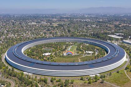 El Apple Park impresiona con su estructura futurista de vidrio curvado y su integración con el entorno natural
