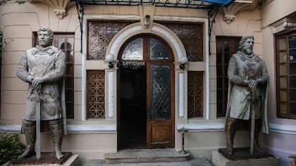 El aprendiz y el maestro en la entrada de la mansión Kopp