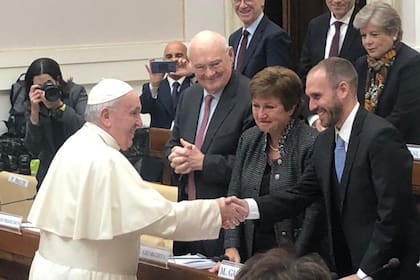 El apretón de manos con Martín Guzmán que allanó el acuerdo con el FMI: el papa Francisco participó en frebero de 2020 de un encuentro organizado en Roma por la Pontificia Academia de Ciencias Sociales del Vaticano al que asistieron el entonces ministro de Economía, Martín Guzmán, y Kristalina Georgieva, titular del FMI.