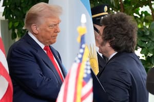 El apretón de manos entre Trump y Milei, ayer, en Washington