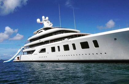 El Aquarius tiene todas las comodidades como para que el Emir pueda disfrutar sin desembarcar. Con 92 metros de largo y un interior, a puro lujo, fue diseñado para recibir a 14 huéspedes en 7 suites.