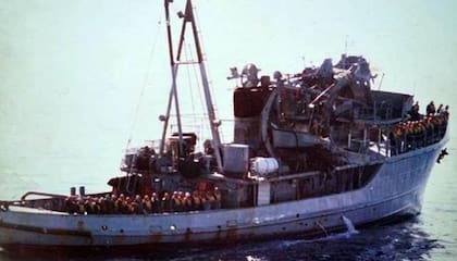 El ARA Alférez Sobral en su regreso de Malvinas al continente, con su puente de mando destruido por el ataque británico, en mayo de 1982