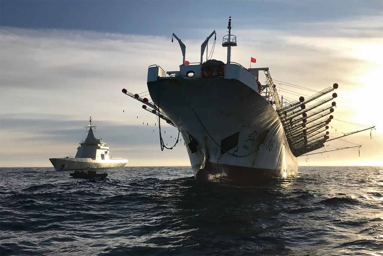 Al límite de la ZEE: se detectaron cientos de pesqueros chinos merodeando aguas argentinas