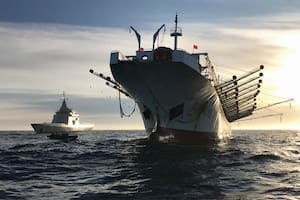 Tras una persecución, la Armada abordó un barco pesquero chino que navegaba en la zona exclusiva