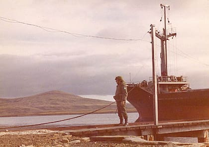 El ARA Isla de los Estados en la Bahía Fox de la isla Gran Malvina. Abril de 1982