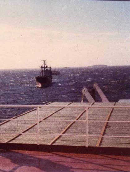 El ARA Isla de los Estados fondea en Puerto Groussac, al lado de Puerto Argentino, en abril de 1982. Foto tomada por Marcia Marchesotti,la Pilotina de Radiocomunicaciones del buque "Río Cincel", desde el mismo "Río Cincel"