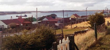 El ARA Isla de los Estados navega por la bahía interior de Puerto Argentino