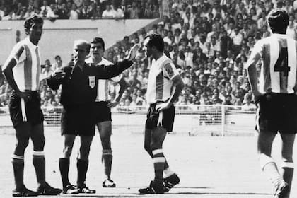 El árbitro alemán Rudolf Kreitlein expulsa a Rattín en la Copa de 1966: escándalo