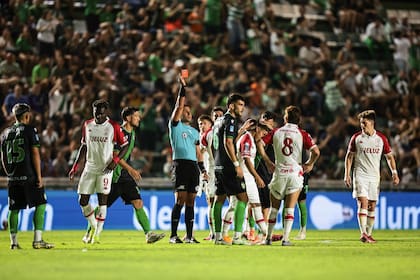 El árbitro Amiconi le muestra la tarjeta roja a Tahiel Peralta, el 10 de Huracán, en el empate ante Banfield, por el Torneo Apertura 2026
