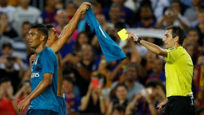 El árbitro amonesta a CR7 por sacarse la camiseta y mostrarla a la hinchada de Barcelona