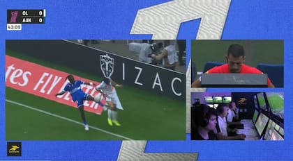 El árbitro analiza en el VAR el posible penal para Olympique de Lyon ante Auxerre, por la 9° fecha de la Liga de Francia: terminó sancionando la pena máxima