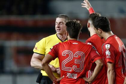 El árbitro Anderson Daronco expulsó a Ponzio por las faltas a Centurión y Saravia