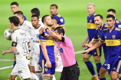 El árbitro Andrés Rojas Noguera anula un gol de Boca luego de consultar el VAR durante el partido que disputan Boca y Atlético Mineiro por la Copa Libertadores 2021