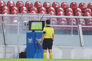 VAR y fútbol: una comparación y por qué funciona sin polémicas en otros deportes