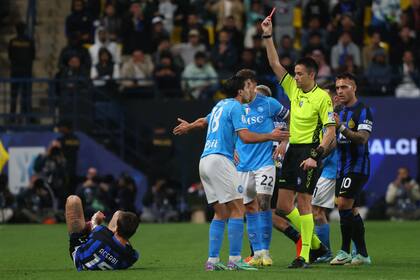 El árbitro Antonio Rapuano expulsa a Gio Simeone