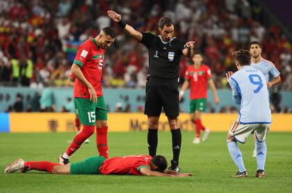El arbitro argentino Fernando Rapallini dirigiendo el partido entre Marruecos y España por los octavos de final de la Copa del Mundo