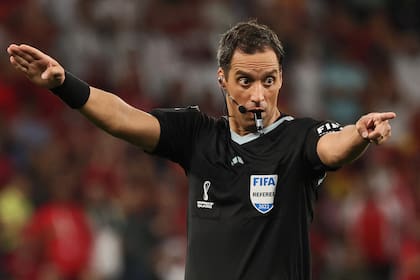 El arbitro argentino Fernando Rapallini dirigiendo el partido entre Marruecos y España por los octavos de final de la Copa del Mundo