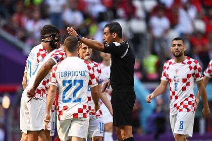 El arbitro argentino Fernando Rapallini dirige el partido entre Marruecos y Croacia
