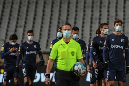 El árbitro de Belenenses vs. Benfica sale a la cancha con los nueve futbolistas disponibles del primer equipo, afectado por un brote de coronavirus.