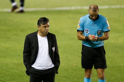 Diego Abal expulsa a Marcelo Gallardo durante la victoria de Independiente sobre River; el entrenador había hablado de épica para ir a Brasil, pero el funcionamiento no se pliega al discurso.