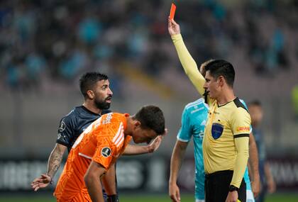 El árbitro ecuatoriano Luis Quiróz expulsa en el inicio del segundo tiempo a Michael Santos; Talleres enseñó carácter para controlar a Sporting Cristal