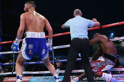 El árbitro empieza a decretar el KOT, en el tercer round. El Goodison Park, escenario de la realidad y la ficción, celebra