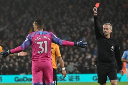 El árbitro expulsa a Ederson