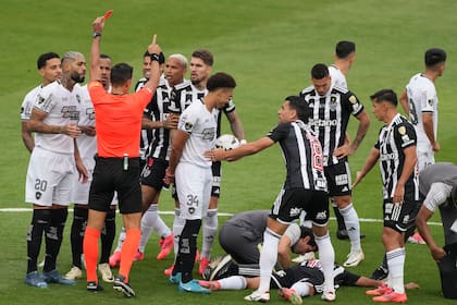 El árbitro Facundo Tello le muestra la tarjeta roja a Gregore del Botafogo en la final de la Vopa Libertadores