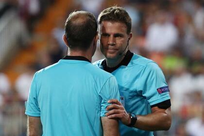 El árbitro Felix Brych y su colaborador antes de decidir la expulsión de Ronaldo