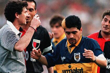 El árbitro Francisco Lamolina dialoga con Diego Maradona en medio de una de las tantas discusiones del partido; sobre el margen derecho, Claudio García