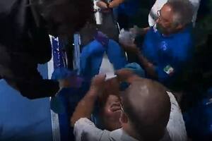 El árbitro fue asistido de urgencia al borde del cuadrilátero