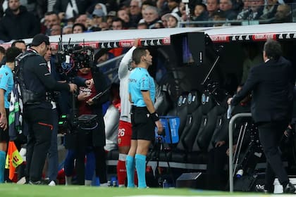 El árbitro Hernández observa en el VAR durante el duelo entre Real Madrid y Almería